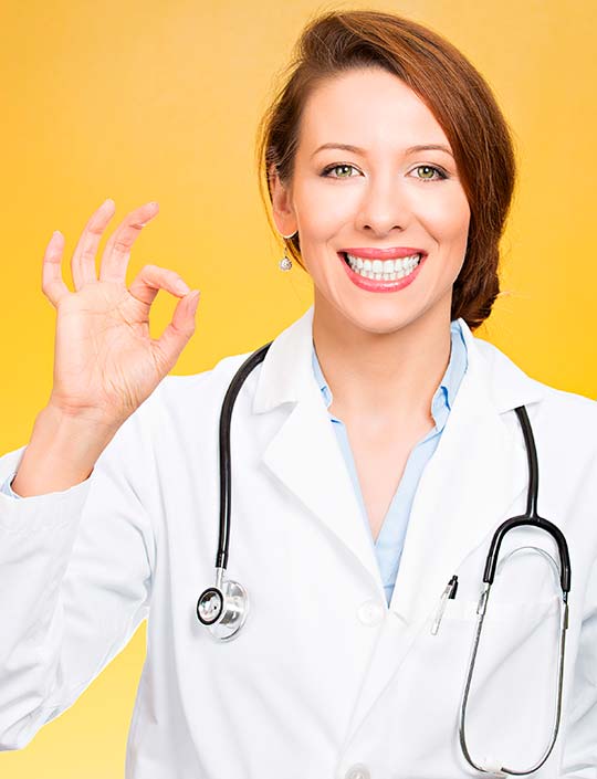 женщина врач со стетоскопом на шее